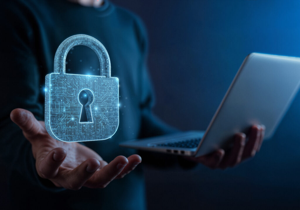Una laptop abierta junto a un candado, ilustrando la importancia de implementar protocolos de seguridad cibernética empresarial en Zen Virtual.
