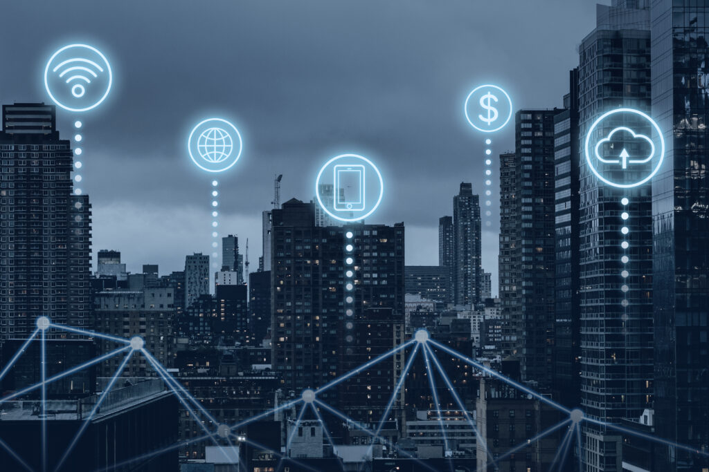 Torres de red y antenas que representan la modernización de la infraestructura en telecomunicaciones corporativa con Zen Virtual.